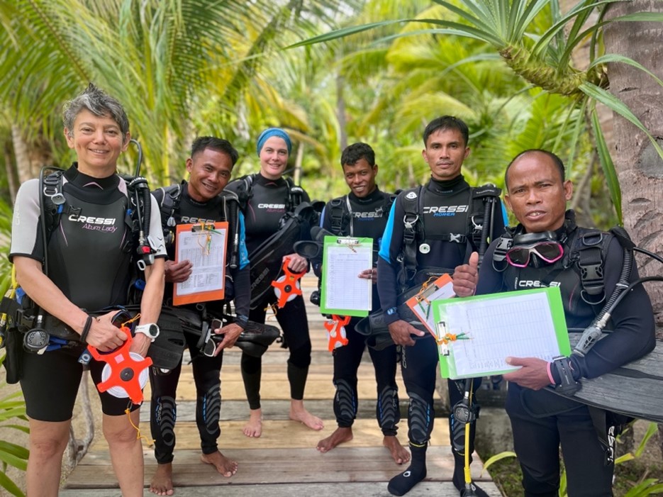 L’équipe « science citoyenne » composée de quatre pêcheurs et cinq membres de Sulubaai en charge de la formation.
