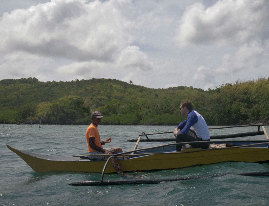 Pêche expérimentale : à bord d’une pirogue à balanciers (bangka), nous identifions et mesurons les prises des pêcheurs pour établir un état des lieux des stocks de poissons et les relier à la qualité des récifs coralliens. 